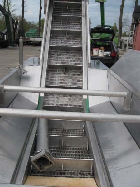 Hopper elavators outfeed on both sides