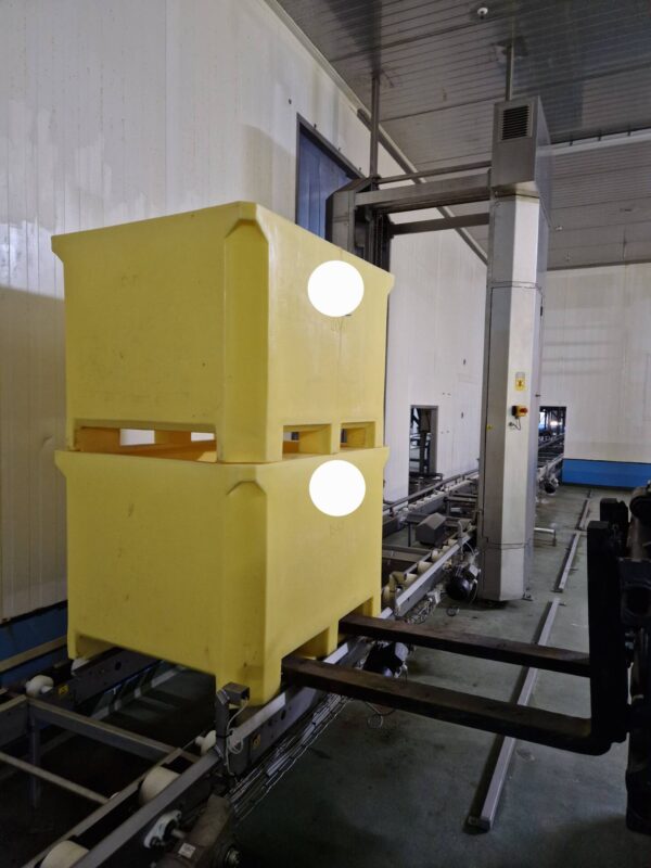 stacking machine for tubs